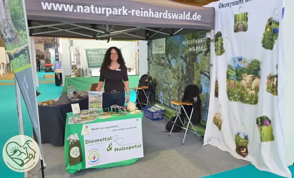 Esther auf dem Messestand des Naturpark Reinhardswald 